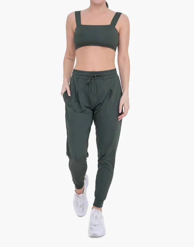 Versatile Wardrobe Essentials Solid Pleated Front Joggers In Deep Forest